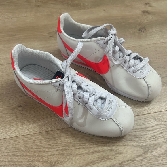 Nike Cortez orange and white size 8 - Picture 2 of 9